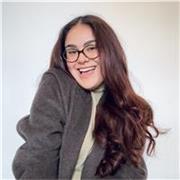 Profesora online de inglés/español con más de 5 años de experiencia en comunicación y colaboración bilingüe.