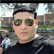 Tutor, auxiliar de educación y estudiante de psicología, encargado de la educación de personas con discapacidad.