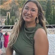 Mi nombre es Aitana, y doy clases particulares. Mi principal pedagogía es enseñar mediante el juego, y enseñarles a estudiar