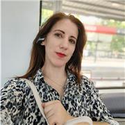 Profesora de diseño dicta clases de corte y confeccion