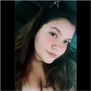 Ragazza diplomata con 100 alla maturità con amore verso l'italiano e la storia