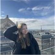 Profesora de Inglés, titulada con un nivel C1 y estudiando una carrera universitaria en habla inglesa. Buena habilidad con niños.