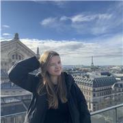 Profesora de Inglés, titulada con un nivel C1 y estudiando una carrera universitaria en habla inglesa. Buena habilidad con niños.