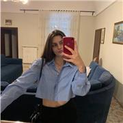 Studentessa universitaria impartisce lezioni di inglese