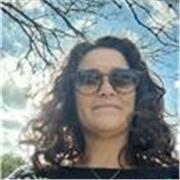 Profesora de dibujo y pintura adolescentes y adultos