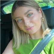 Me defino como una persona dulce, empática y responsable, a la que le gusta enseñar. Me gustaría impartir clases en primaria.