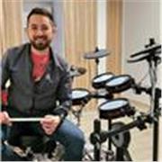 Baterista con 19 años de experiencia. Licenciado en música