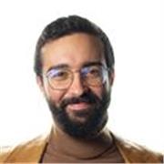 Profesor de comunicación audiovisual, especializado en diseño gráfico.