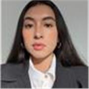 Psicóloga clínica con experiencia en intervención infantil, adolescente y adulta en contextos escolares y clínicos