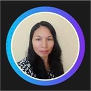 Profesora de Contabilidad imparte clases a estudiantes de todos los niveles