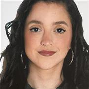 Estudiante de educación que brinda clases particulares a los niños.