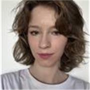Studentka filologii angielskiej prowadząca lekcji języka angielskiego online z dziećmi i osobami dorosłymi