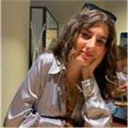 Profesora de inglés con experiencia en el extranjero y con gran conocimiento en distintas áreas lingüísticas. 