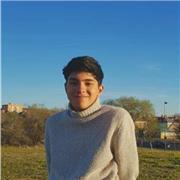 Estudiantes imparte clase a niños de primaria,y eso