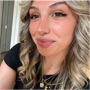 Chica de 21 años que ha vivido en Estados Unidos (1 año entero) y en Australia (4 meses) y domina el inglés a nivel nativo.