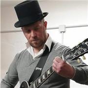 Marco studente di chitarra elettrica rock pop presso l'universitá trinity college London con gia certificazioni d'esami a pieni voti di livello intermedio e con esperienza pluriennale diplomando in musicoterapia impartisce lezioni di chitarra elettrica e