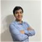 Profesor que imparte matematica y finanzas para estudiantes interesados en desarrollar essas actividades