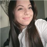 Estudiante universitaria con alto nivel tanto en inglés como en francés.