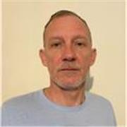 Soy hablante nativo inglés con un conocimiento bàsico  del español. Sigo estudiando español con regularidad.