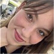 Me defino como una persona con muchas ganas de enseñar. Me encanta mi trabajo y es lo que quiero plasmar en cada alumno.