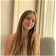 Profesora de lengua castellana y literatura que ofrece clases a alumnos de primaria