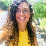 Muy buenas, 
me presento, me llamo Flavia, soy italiana y me dedico a la enseñanza de mi idioma a extranjeros. Soy traductora especializada e intérprete de conferencia y hablo castellano, inglés y francés