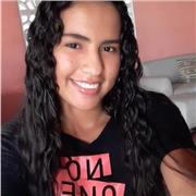 Profesora de español imparte clases a niños de todas las edades