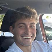 Profesor de refuerzo de cualquier asignatura de primaria y de ESO. Tengo experiencia de dos años, mientras estudio Medicina.