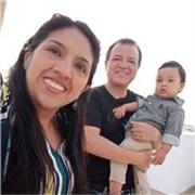 Profesor imparte clases a niños de todas edades