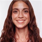 Estudiante de moda que le encanta tratar con niños pequeños.