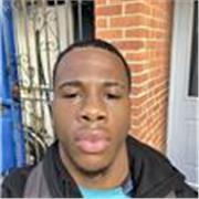 Entrenador de fútbol apto para niños pequeños enfocado en plan de mejora. 