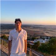 Profesor joven con ganas de ayudar a los alumnos a cumplir sus objetivos