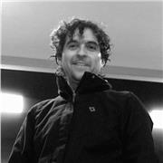 Profesor de Inglés enfocado en adolescentes y adultos, dinámico, divertido y muy paciente. Va a tu ritmo