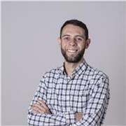 Soy investigador doctoral en Química Orgánica y docente universitario, con experiencia enseñando internacionalmente