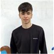 Joven universitario y responsable con buenas habilidades sociales y preparado para enseñar