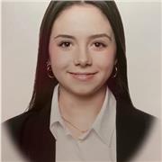 Profesora de inglés, certificado de Oxford B1, estudios de bachillerato finalizados en junio