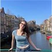 Insegnante di inglese con certificazione IELTS e diverse esperienze internazionali, offre lezioni online per studenti e adulti. 