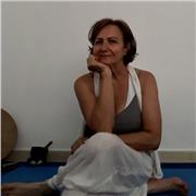 Professora de yoga kundalini para grupos e individuais com orientação personalizada