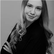 Anglistik Studentin mit Cambridge C2 Certificate bietet Englisch-Nachhilfe für Schüler: innen aller Altersstufen in Graz an.