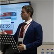 Soy Marcos, estudiante de Física y apasionado por las matemáticas. Terminé bachillerato con muy buenas calificaciones en matemáticas, física y química, además tengo la capacidad de enseñar de forma que se entiendan aquellos conceptos más abstractos o poco