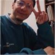 Profesor de francés, inglés y lengua castellana, productor radial con estudios en filosofía contemporánea y latinoamericana