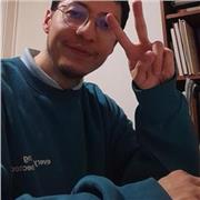 Profesor de francés, inglés y lengua castellana, productor radial con estudios en filosofía contemporánea y latinoamericana