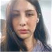 Profesora de inglés imparte clases a niños y personas de todas las edades