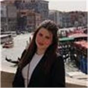 Profesora de inglés y español, graduada en Educación Primaria, por lo que también puedo dar clases para ayudar con los deberes.