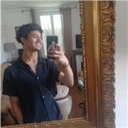 Prof en distanciel aide à comprendre donne des cours