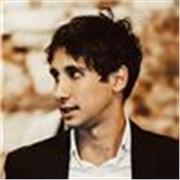 Eccomi qua! Sono Lorenzo, per le tue lezioni di economia! 

