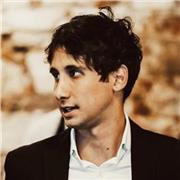 Eccomi qua! Sono Lorenzo, per le tue lezioni di economia!