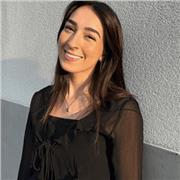 Soy maestra graduada en educación infantil y primaria. Tengo el B2 de inglés y el C2 de catalán.