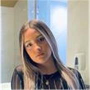 Profesora con ganas de ayudar a sus alumnos de primaria y afrontar con ellos sus dificultades