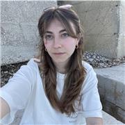 Laureanda in lettere impartisce lezioni di letteratura italiana per studenti delle medie e superiori